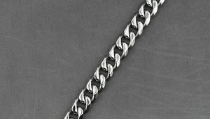 Primer plano de la cadena de eslabones cubanos de acero inoxidable pulido de alto brillo
