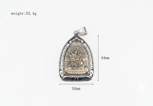 Pendentif en relief détaillé avec dimensions 44x34mm et poids de 53,4g pour hommes