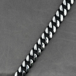 Catena cubana in argento lucido con inserti nero opaco per un look street style moderno