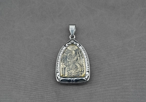 Détail du pendentif en relief Guan Gong avec dragon et finition bicolore or et argent