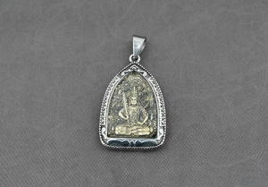 Dettaglio del ciondolo Buddha bicolore con cornice d'argento e centro dorato