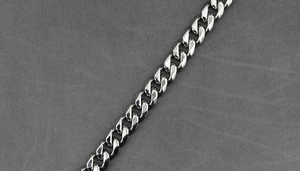 Primer plano macro de la textura de la cadena de eslabones cubanos de acero plata