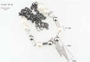 Vue détaillée du pendentif éclair avec strass, perles et dimensions précises