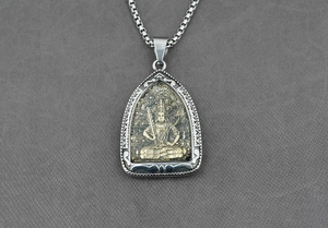 Dettaglio macro del rilievo del Buddha Manjushri su ciondolo argento e catena box