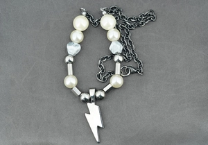 Détail du collier pendentif éclair avec perles et chaînes métalliques de style punk