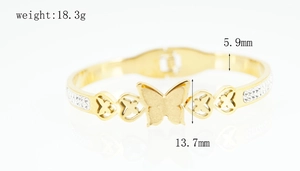 Détails du bracelet papillon doré avec finition mate et incrustations de cristaux