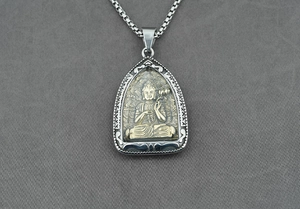 Dettaglio del ciondolo Buddha tailandese con divinità dorata su catena in acciaio inossidabile