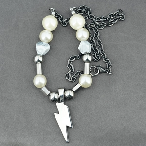 Collier punk pour homme avec perles, chaîne noire et pendentif éclair argenté