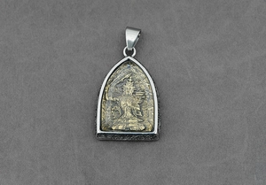Vista macro del ciondolo Manjusri Bodhisattva in rilievo dorato con cornice argento