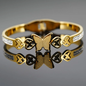 Bracelet jonc doré pour femme avec papillon givré et détails en strass étincelants