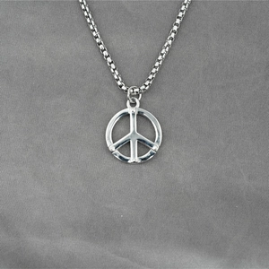 Collier Pendentif Signe de Paix en Acier Inoxydable Vintage pour Hommes Femmes Poli Argent Symbole CND Rétro Bijoux Neutres Accessoire Quotidien