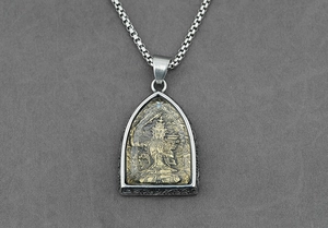Dettaglio del ciondolo in acciaio inox con rilievo dorato del Buddha Manjusri e catena