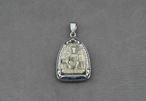 Vue détaillée du pendentif amulette bouddhiste thaïlandaise en argent et or avec gravures
