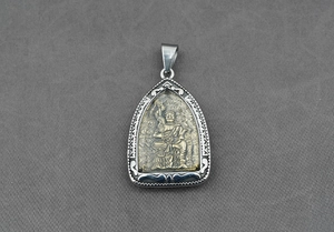 Dettaglio del ciondolo religioso bicolore con cornice d'argento e scultura di dio d'oro
