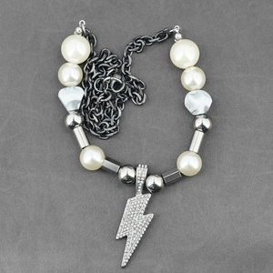 Collier pendentif éclair pour homme avec perles crâne et perles blanches synthétiques