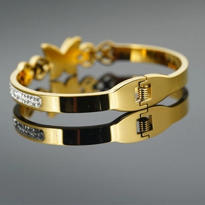 Bracelet jonc papillon doré avec double rangée de zircons et finition en acier poli