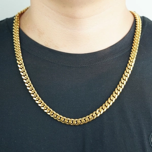 Collier chaîne cubaine pour homme en plaqué or sous vide porté sur un modèle
