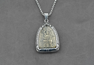 Dettaglio catena box argento e ciondolo bicolore con figura di divinità buddista incisa