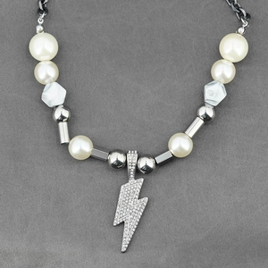 Collier pour hommes avec pendentif éclair, perles blanches et perles marbrées