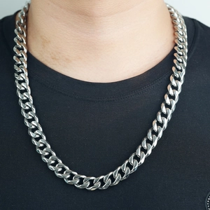 Cadena cubana gruesa de acero inoxidable pulido sobre un modelo con una camiseta negra