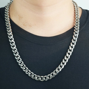 Collar de cadena cubana para hombre en acero inoxidable pulido con estilo urbano