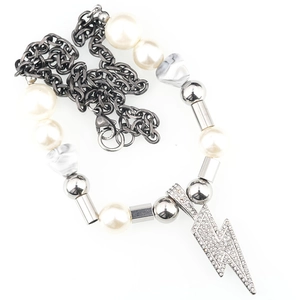 Collier pour hommes avec perles, maillons sombres et pendentif éclair en strass