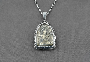 Rilievo dettagliato della divinità Buddha dorata su ciondolo amuleto in argento