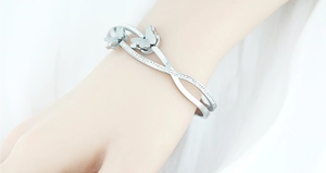 Gedetailleerde close-up van een zilveren vlinderarmband met kristallen op een pols