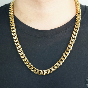 Collier chaîne gourmette pour homme en acier inoxydable plaqué or sur t-shirt noir