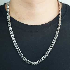Collar de cadena de eslabones de acero inoxidable plateado para hombre en camisa negra