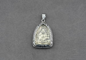 Détail macro du pendentif Bouddha rieur en argent avec gravure de motifs de nuages