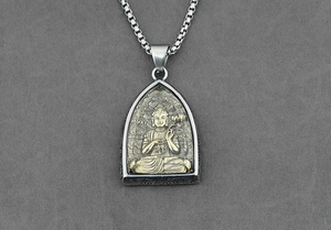 Dettaglio del ciondolo Buddha Guanyin in argento e oro su catena a scatola d'acciaio