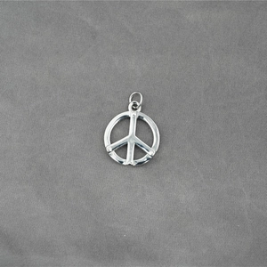 Pendentif signe de paix en acier inoxydable poli pour homme et femme sur fond de tissu