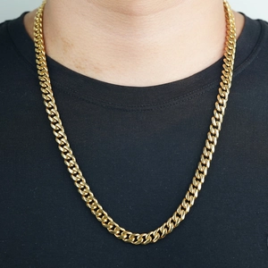 Collier maille cubaine pour homme en acier inoxydable doré porté par un mannequin homme