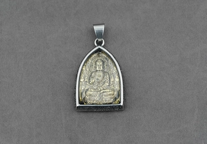 Dettaglio del rilievo del Buddha dorato in cornice d'acciaio con motivi a nuvola