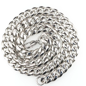 Collar de cadena cubana plana de acero inoxidable plateado con cierre de mosquetón
