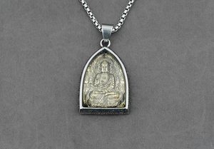 Dettaglio del ciondolo Buddha dorato con cornice in argento e catena a maglia quadrata