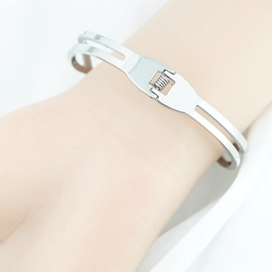 Gepolijste zilveren vlinderarmband met dubbellaags hol ontwerp en veersluiting