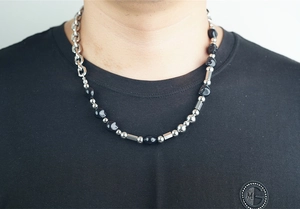 Détail du collier punk en acier inoxydable avec perles noires et grosse chaîne gourmette