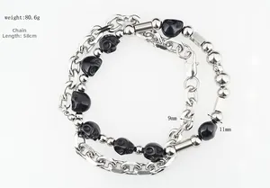 Vue détaillée du collier punk en acier titane avec chaîne argentée et perles de crâne noires