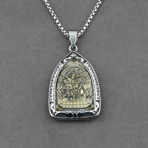 Collier pendentif religieux avec relief doré sur acier inoxydable et chaîne à maille vénitienne