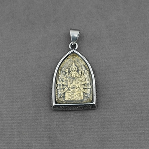 Pendente in acciaio al titanio argento con rilievo di Buddha dorato e incisioni ornate