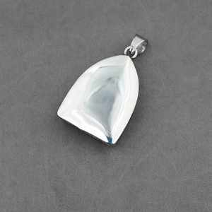 Pendentif triangulaire argenté minimaliste avec finition miroir sur tissu texturé sombre