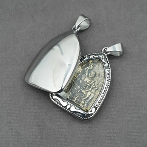 Pendentif goutte en acier inoxydable avec gravure de divinité détaillée dedans