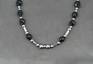 Vue détaillée du collier punk à tête de mort avec perles noires et argentées