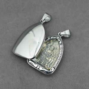 Collana con amuleto thailandese in acciaio lucido e ciondolo con rilievo della divinità