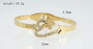 Detailed view of butterfly and heart gold bracelet with dimensions and 18.2g weight info