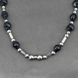 Collier punk en acier inoxydable avec perles tête de mort noires et tubes métalliques
