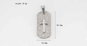Macro detail van zilveren roestvrijstalen kruishanger met afmetingen en witte kristallen
