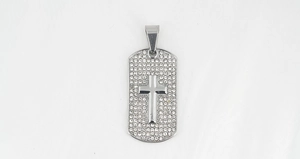 Detail van hiphop zilveren kruishanger met volledig met diamant ingelegde rechthoekige legertag